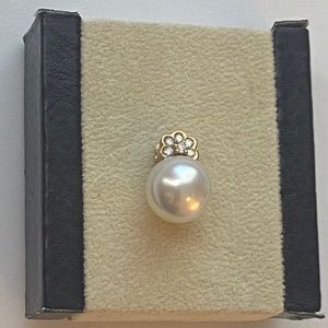 Solid 14kt yellow gold diamond and pearl pendant